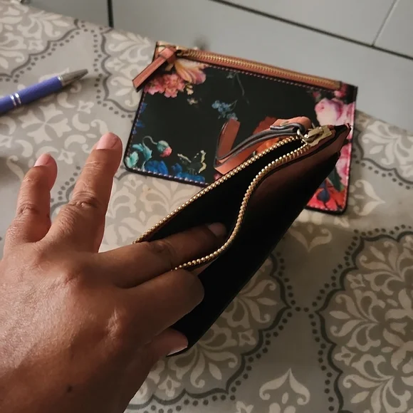 Beautiful Wristlet - Picture 4 of 6